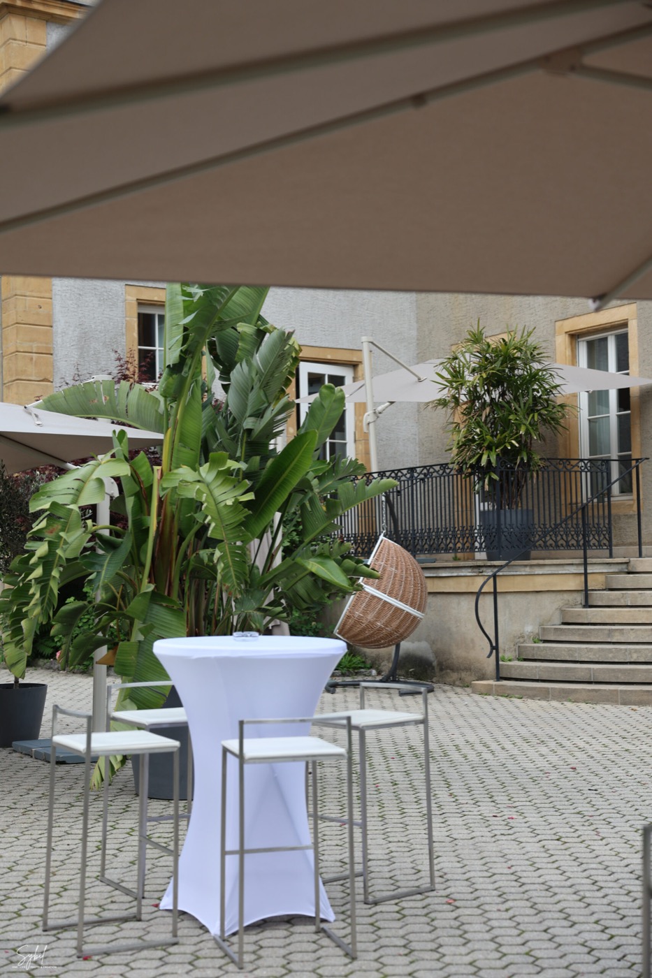 Cocktail terrace at the château